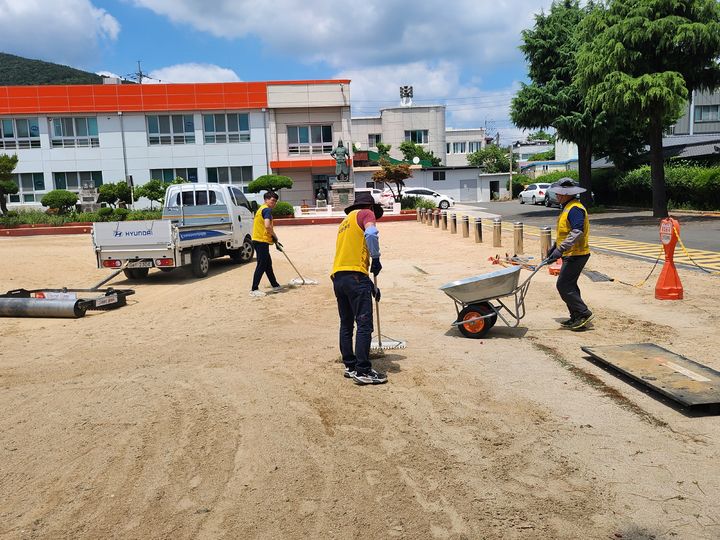 [울산=뉴시스] 울산시 강북‧강남교육지원청 학교지원센터는 오는 10월 초까지 울산 지역 작은 학교의 운동장 관리에 나선다. *재판매 및 DB 금지