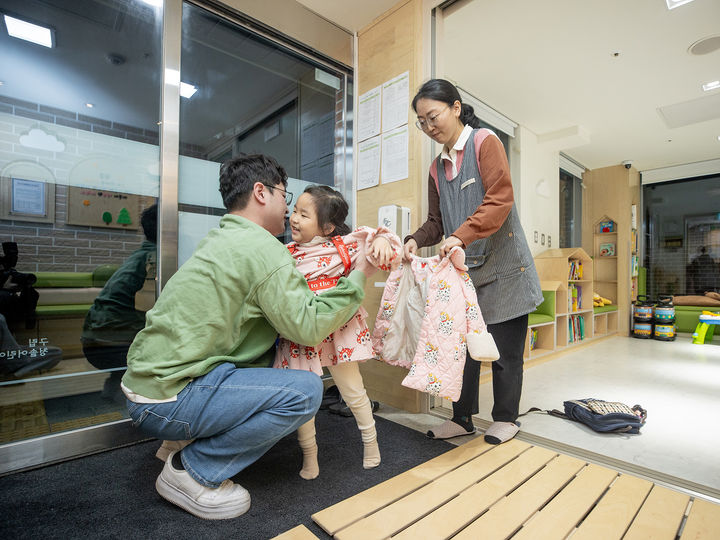 [서울=뉴시스]양천구 밤샘긴급돌봄 어린이집에서 하원하는 영유아 모습. 2024.09.24. (사진=양천구 제공) *재판매 및 DB 금지