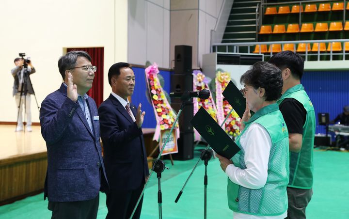 [보령=뉴시스] 선서를 받는 보령시 구기선 부시장(왼쪽)과 백길호 새마을운동보령시지회장. (사진=보령시 제공) 2024.09.24. photo@newsis.com *재판매 및 DB 금지