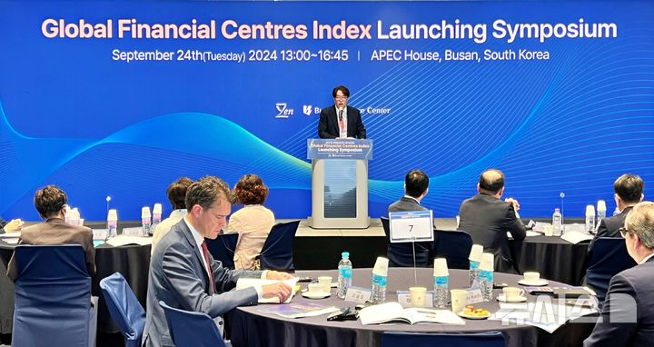 [부산=뉴시스][부산=뉴시스] 원동화 기자 = 영국 글로벌 컨설팅그룹 지옌(Z/Yen)사는 24일 해운대구 APEC누리마루 하우스에서 세계 121개 도시를 분석한 국제금융센터지수(GFCI) 36차 보고서 발표했다. 이명호 부산국제금융진흥원장이 인사말을 하고 있다. 2024.09.24. dhwon@newsis.com
