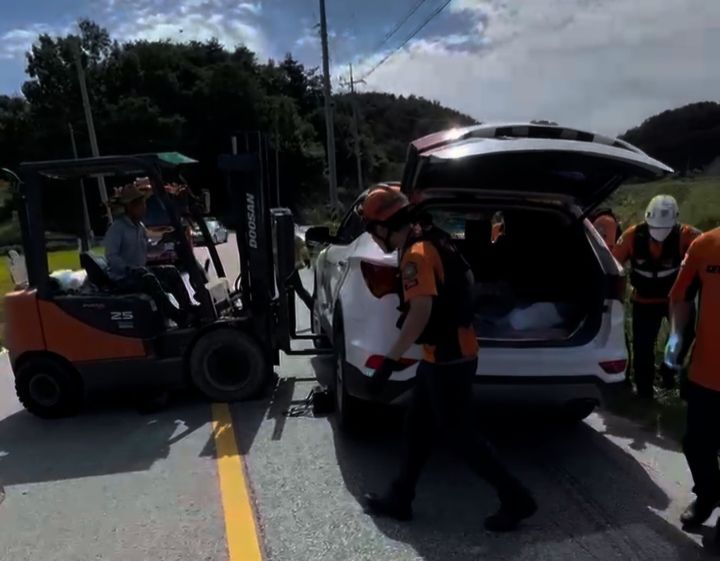 [순창=뉴시스] 24일 오전 11시39분께 전북 순창군 적성면의 한 도로에서 스포츠유틸리티차량(SUV)와 오토바이가 추돌했다. (사진=전북특별자치도소방본부 제공) 2024.09.24. photo@newsis.com *재판매 및 DB 금지