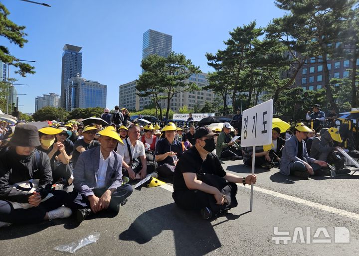 [서울=뉴시스] 오정우 기자 = 전국에서 모인 시각장애인 단체가 지난 4일 숨진 채 발견된 고(故) 장성일씨의 죽음을 추모하며 장애인 활동 지원과 관련한 법 개정을 촉구했다. 2024.09.24. friend@newsis.com