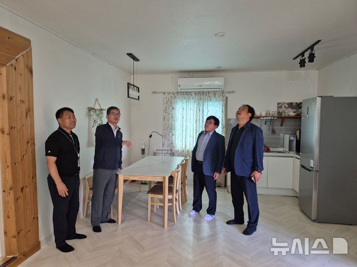 [제주=뉴시스] 윤재춘(왼쪽 두번째) 농협제주본부장 등 관계자들이 지난 9월23일 제주고산농협(조합장 고영찬)과 고산지역 공공형 외국인 계절근로자 공동숙소를 점검하고 있다. (사진=제주농협 제공) 2024.09.24. photo@newsis.com *재판매 및 DB 금지