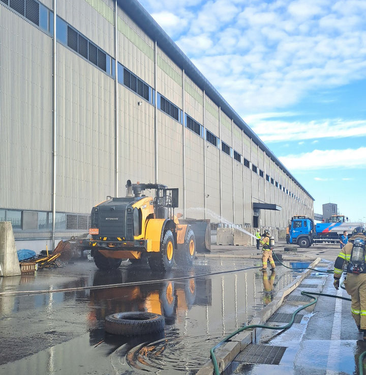 [군산=뉴시스] 24일 오전 7시33분께 전북 군산시 비응도동 인근의 부둣가에서 페이로더(Payloader, 흙이나 골재 등을 나를 때 사용하는 건설기계)에 불이 나 10분여만에 진화됐다. (사진=전북특별자치도소방본부 제공) 2024.09.24. photo@newsis.com *재판매 및 DB 금지