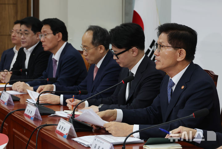 [서울=뉴시스] 고승민 기자 = 김문수 고용노동부 장관이 24일 서울 여의도 국회에서 열린 국민의힘 청년 취업지원 대책 관련 당정협의회에서 발언하고 있다. 2024.09.24. kkssmm99@newsis.com