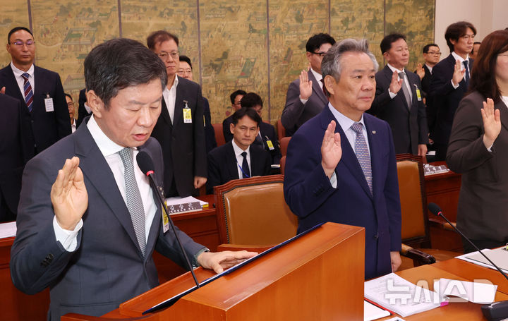 [서울=뉴시스] 조성우 기자 = 24일 오전 서울 여의도 국회에서 열린 문화체육관광위원회의 대한축구협회 등에 대한 현안질의에서 정몽규(왼쪽) 대한축구협회장, 홍명보(오른쪽) 축구 국가대표팀 감독 등이 증인 선서를 하고 있다. 2024.09.24. xconfind@newsis.com