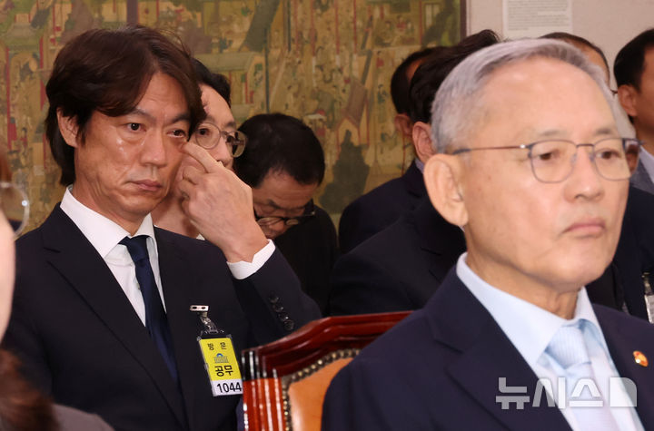 [서울=뉴시스] 조성우 기자 = 홍명보(왼쪽) 축구 국가대표팀 감독이 지난 9월24일 오전 서울 여의도 국회에서 열린 문화체육관광위원회의 대한축구협회 등에 대한 현안질의에서 잠시 얼굴을 만지고 있다. 오른쪽은 유인촌 문화체육관광부 장관. 2024.09.24. xconfind@newsis.com