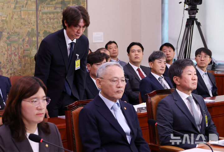 [서울=뉴시스] 조성우 기자 = 홍명보(왼쪽 위) 축구 국가대표팀 감독이 지난 24일 오전 서울 여의도 국회에서 열린 문화체육관광위원회의 대한축구협회 등에 대한 현안질의에서 인사하고 있다. 오른쪽부터 정몽규 대한축구협회 회장, 유인촌 문화체육관광부 장관. 2024.09.24. xconfind@newsis.com