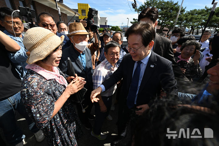 [곡성=뉴시스] 박기웅 기자 = 이재명 더불어민주당 대표가 10·16 영광·곡성군수 재보궐 선거를 앞둔 24일 오전 전남 곡성군 곡성읍 대한노인회 곡성군지회를 방문해 지역민들과 인사를 나누고 있다. 2024.09.24. pboxer@newsis.com