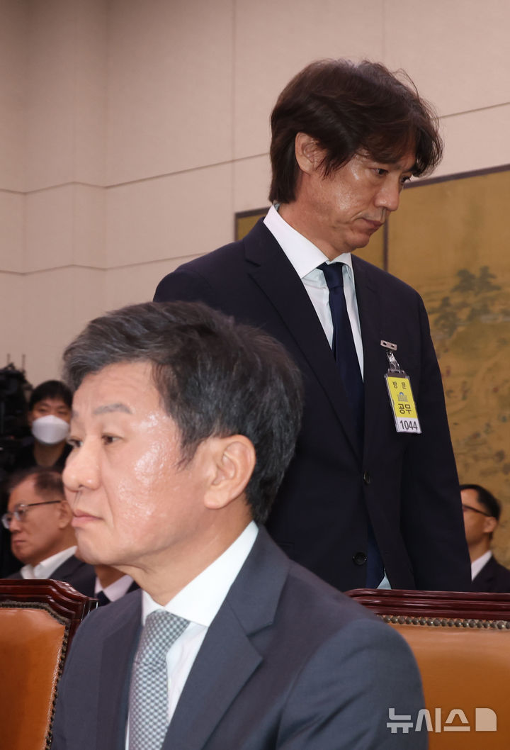 [서울=뉴시스] 고승민 기자 = 홍명보 국가대표팀 감독이 지난해 9월24일 서울 여의도 국회에서 열린 문화체육관광위원회의 대한축구협회 등에 대한 현안질의에서 의원 질의에 답한 후 자리로 돌아가고 있다. 2024.09.24. kkssmm99@newsis.com