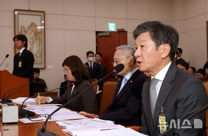 [서울=뉴시스] 고승민 기자 = 정몽규 대한축구협회장이 24일 서울 여의도 국회에서 열린 문화체육관광위원회의 대한축구협회 등에 대한 현안질의에서 의원 질의에 답하고 있다. 2024.09.24. kkssmm99@newsis.com