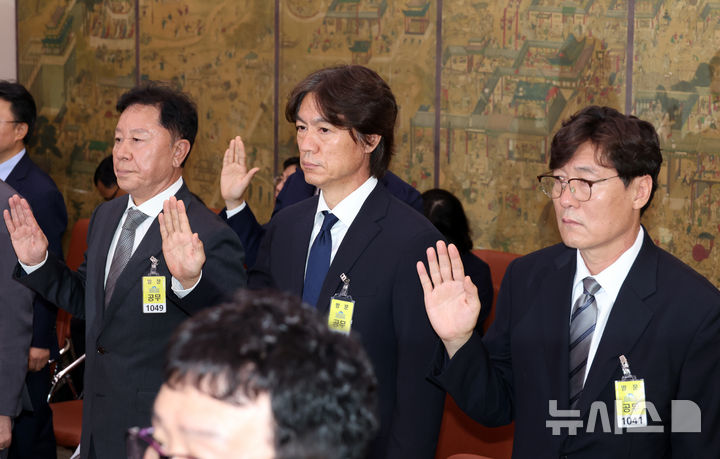 [서울=뉴시스] 고승민 기자 = 홍명보(가운데) 국가대표팀 감독이 지난 24일 서울 여의도 국회에서 열린 문화체육관광위원회의 대한축구협회 등에 대한 현안질의에서 증인 선서를 하고 있다.  왼쪽은 정해성 전 국가대표전력강화위원장, 오른쪽은 이임생 대한축구협회 기술총괄이사. 2024.09.24. kkssmm99@newsis.com