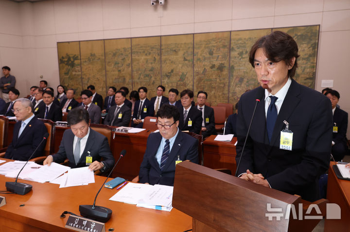 [서울=뉴시스] 고승민 기자 = 홍명보 국가대표팀 감독이 지난 9월24일 서울 여의도 국회에서 열린 문화체육관광위원회의 대한축구협회 등에 대한 현안질의에서 의원 질의에 답하고 있다. 2024.09.24. kkssmm99@newsis.com