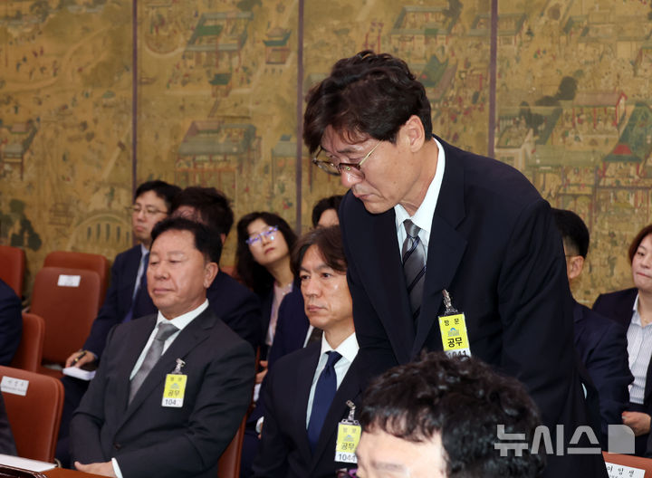 [서울=뉴시스] 고승민 기자 = 이임생 대한축구협회 기술총괄이사가 24일 서울 여의도 국회에서 열린 문화체육관광위원회의 대한축구협회 등에 대한 현안질의에서 인사를 하고 있다. 2024.09.24. kkssmm99@newsis.com