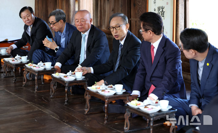 [안동=뉴시스] 이무열 기자 = 이명박 전 대통령이 24일 오전 경북 안동시 하회마을 양진당을 방문해 하회마을 문중 어르신들과 다과회를 하고 있다. 2024.09.24. lmy@newsis.com