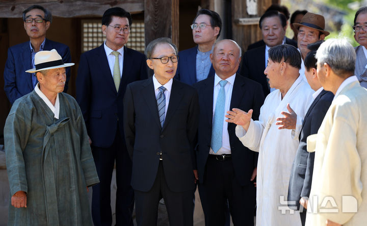 [안동=뉴시스] 이무열 기자 = 이명박 전 대통령이 24일 오전 경북 안동시 하회마을 양진당을 방문해 하회마을 문중 어르신들과 대화하고 있다. 2024.09.24. lmy@newsis.com