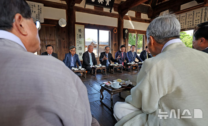 [안동=뉴시스] 이무열 기자 = 이명박 전 대통령이 24일 오전 경북 안동시 하회마을 양진당을 방문해 하회마을 문중 어르신들과 다과회를 하고 있다. 2024.09.24. lmy@newsis.com