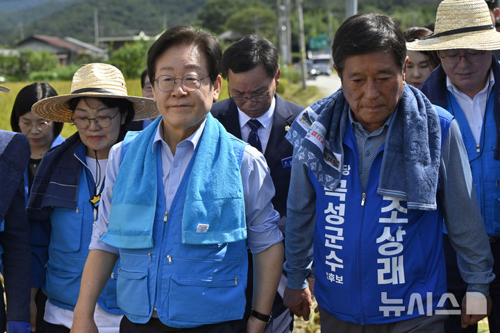 [곡성=뉴시스] 박기웅 기자 = 이재명 더불어민주당 대표가 10·16 영광·곡성군수 재보궐 선거를 앞둔 24일 오전 전남 곡성군 석곡농협 백세미방앗간을 방문해 조상래 곡성군수 후보와 백세미 수확 현장을 둘러보고 있다. 2024.09.24. pboxer@newsis.com