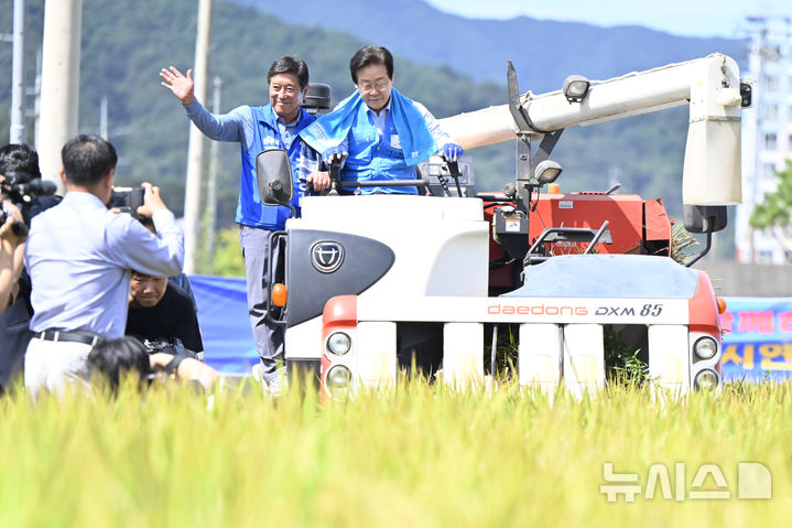 [곡성=뉴시스] 박기웅 기자 = 이재명 대통령이 더불어민주당 대표 시절 전남 곡성군 석곡농협 백세미방앗간을 방문해 백세미 수확 시연을 하고 있다. 2024.09.24. pboxer@newsis.com