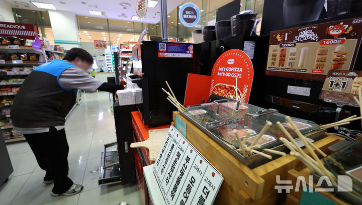 [서울=뉴시스] 김선웅 기자 = 기온이 떨어지고 일교차가 커지면서 편의점에서 핫팩 등 방한용품과 겨울 대표 간식인 군고구마 등 관련 상품 매출이 증가하고 있다. 갑작스럽게 날씨가 쌀쌀해지면서 편의점에서 방한용품을 찾는 소비자들이 늘면서 GS25 등 편의점업계는 발빠르게 방한용품을 선보이고 있다. 24일 서울 강남구 GS타워 내 GS25 편의점에서 어묵이 판매되고 있다. 2024.09.24. mangusta@newsis.com