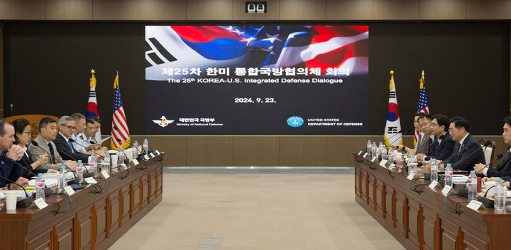 [서울=뉴시스] 국방부는 지난 23일부터 24일까지 서울에서 제25차 한미통합국방협의체 (KIDD) 회의를 개최했다. 조창래 국방부 국방정책실장과 앙카 리 미 국방부 동아시아부 차관보가 논의하고 있다. (사진=국방부 제공) 2024.09.24. photo@newsis.com *재판매 및 DB 금지