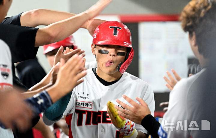 [광주=뉴시스] 김혜인 기자 = 지난 24일 오후 광주 북구 광주-기아챔피언스필드에서 열린 2024프로야구 KIA 타이거즈 대 삼성라이온스의 경기, 2회 말 홈인한 KIA 김도영이 더그아웃에서 동료의 축하를 받고 있다. 2024.09.24. hyein0342@newsis.com