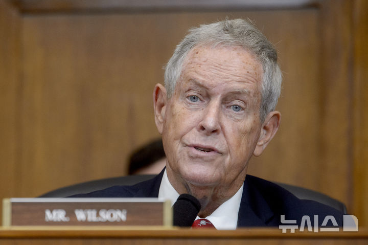 [워싱턴=AP/뉴시스]조 윌슨(공화·사우스캐롤라이나) 미 하원의원이 지난해 9월 24일 미 워싱턴DC 국회의사당에서 열린 외교위원회 청문회에서 발언하고 있다. 2025.04.10.