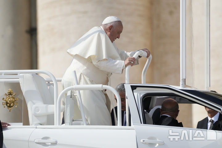 [바티칸=AP/뉴시스] 5일(현지 시간) 이탈리아 ANSA는 프란치스코 교황의 유언에 따라 포프모빌이 가자 어린이들을 돕기 위한 의료 차량으로 개조된다고 보도했다. 사진은 지난 2024년 9월25일 바티칸 성 베드로 광장에서 주간 일반 알현을 마친 프란치스코 교황이 포프모빌을 타고 떠나는 모습.