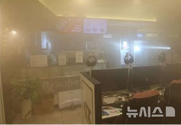 [부산=뉴시스] 25일 오전 3시37분께 부산 영도구의 한 PC방에서 불이 났다. (사진=부산소방재난본부 제공) 2024.09.25. photo@newsis.com