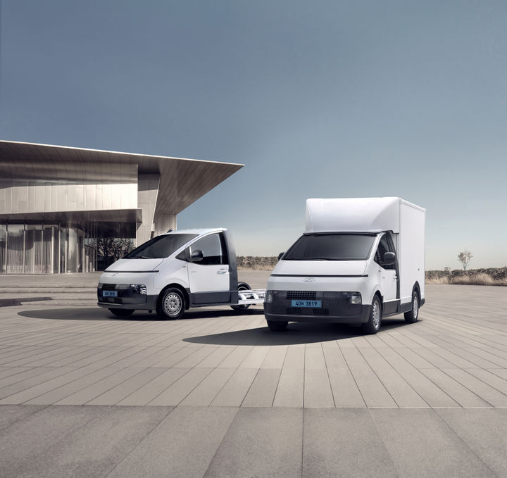 [서울=뉴시스] ST1 특장 하이탑(오른쪽)과 ST1 샤시캡(왼쪽) 외장 이미지 (사진=현대차) 2024.9.25 photo@newsis.com *재판매 및 DB 금지