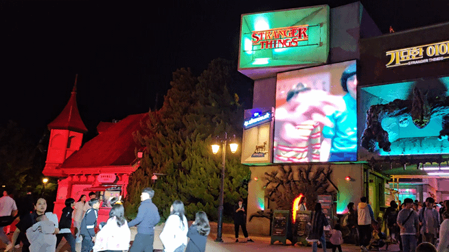 [용인=뉴시스] 구예지 기자=에버랜드가 넷플릭스 인기 콘텐츠 '지금 우리 학교는', '기묘한 이야기'와 협업해 테마존을 꾸몄다. *재판매 및 DB 금지