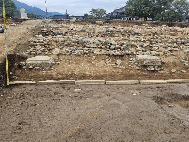 [서울=뉴시스] 경주 흥륜사 금당지 기단 전경 (사진=국가유산청 제공) 2024.09.25. photo@newsis.com *재판매 및 DB 금지