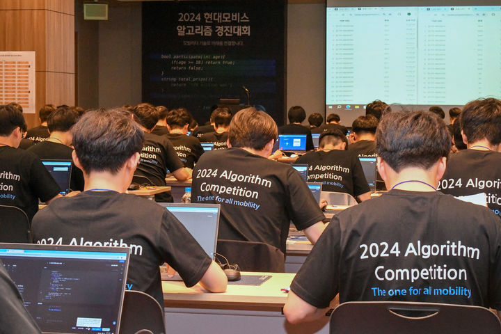 [서울=뉴시스] 지난 5일 서울 삼성동 코엑스에서 열린 '2024 현대모비스 알고리즘 경진대회' 최종 본선 모습. (사진=현대모비스) 2024.09.25 photo@newsis.com *재판매 및 DB 금지&nbsp; *재판매 및 DB 금지