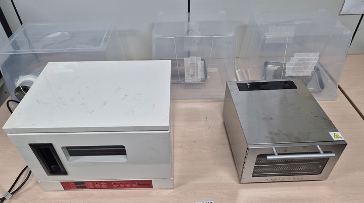 [인천=뉴시스] 인천공항세관이 적발한 환각버섯 재배용 인큐베이터 및 오븐기. (사진=인천공항세관 제공) 2024.09.25. photo@newsis.com *재판매 및 DB 금지