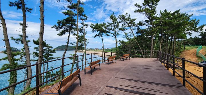 [태안=뉴시스] 내달 1일부터 예약제로 운영되는 학암포 탐방로 쉼터 모습. (사진=태안해안국립공원사무소 제공) 2024.09.25. *재판매 및 DB 금지