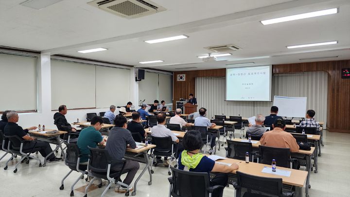 [밀양=뉴시스] 안지율 기자 = 금곡~단장 간 도로 개선사업 주민설명회를 하고 있다. (사진=밀양시 제공) 2024.09.25. photo@newsis.com  *재판매 및 DB 금지