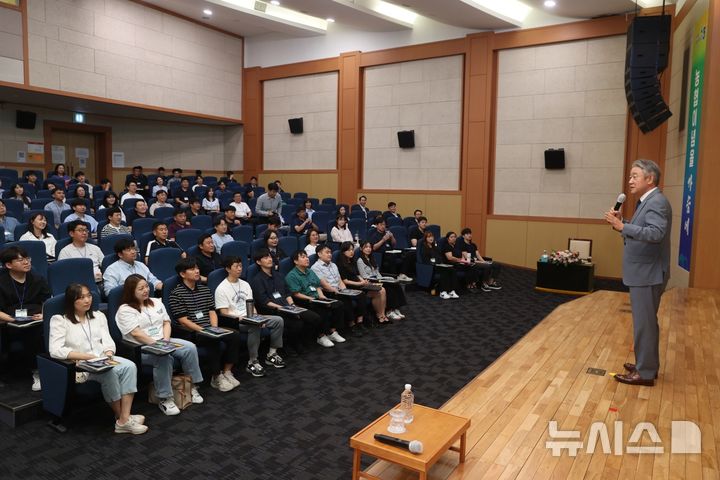 [세종=뉴시스]강호동 농협중앙회장이 24일 농협중앙교육원에서 범농협 직원을 대상으로 농협이념 특강을 하고 있다.(사진=농협 제공)