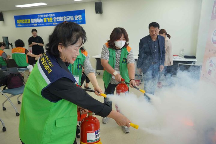 [부산=뉴시스] 부산테크노파크(부산TP)는 재난안전산업지원센터에서 동래구 자율방재단 20명을 초청해 '제1회 지역주민과 함께하는 즐거운 안전체험교실'을 운영했다. (사진=부산테크노파크 제공) 2024.09.25. photo@newsis.com *재판매 및 DB 금지