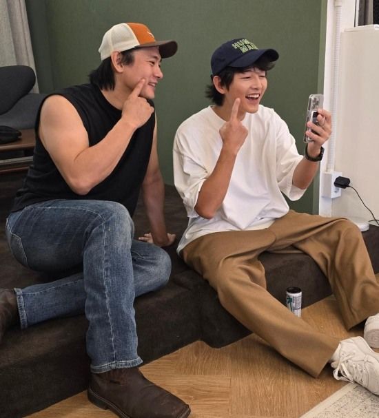 [서울=뉴시스] 유태오(왼쪽), 송중기. (사진=니키리 인스타그램 캡처) 2024.09.25. photo@newsis.com   *재판매 및 DB 금지