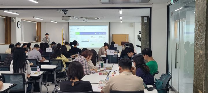 충북 중등교사로 구성된 개발위원들이 국어, 수학 등 6개 교과별로 다채움에 탑재할 교수학습 콘텐츠를 연구하고 있다. *재판매 및 DB 금지