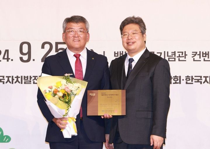 김학동(왼쪽) 예천군수가 '2024 대한민국 자치발전 대상' 수상 후 기념사진을 찍고 있다. (사진=예천군 제공) *재판매 및 DB 금지