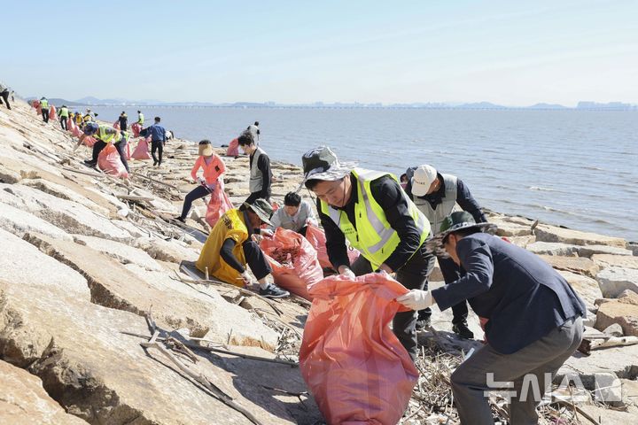 [인천=뉴시스] 김동영 기자 = 24일 김정헌 인천 중구청장이 남측해안방조제 합동 정화 활동을 벌이고 있다. (사진=중구 제공) 2024.09.25. photo@newsis.com *재판매 및 DB 금지