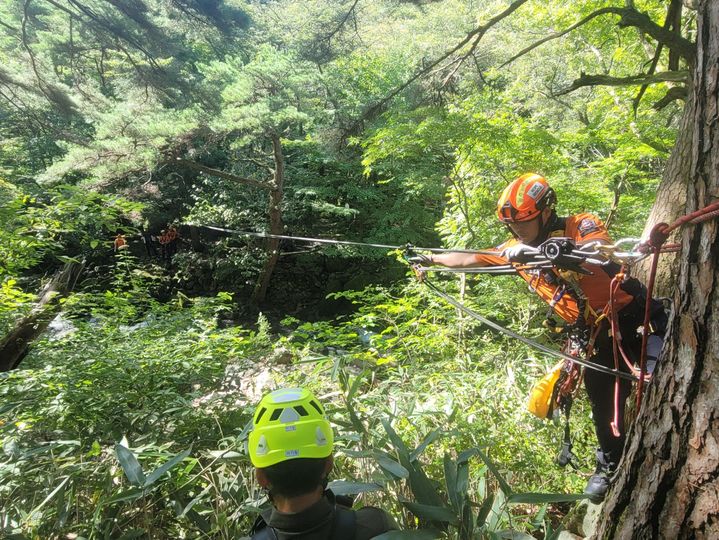 [광주=뉴시스] 광주 북부소방서는 25일 무등산 일대에서 119 구조대원을 대상으로 '유관기관 합동 산악사고 인명 구조훈련'을 실시했다. 2024.09.25. photo@newsis.com *재판매 및 DB 금지