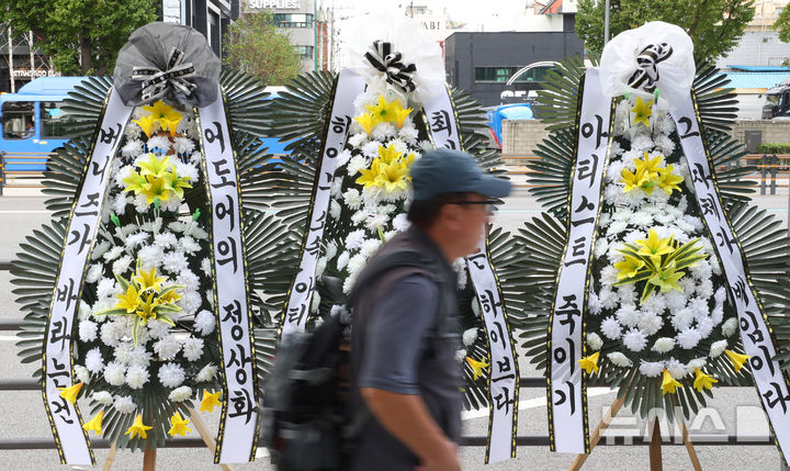 [서울=뉴시스] 김혜진 기자 = 그룹 뉴진스 멤버들이 하이브에 민희진 전 어도어 대표의 복귀를 요구한 마감시한인 25일 서울 용산구 하이브 사옥 앞에 뉴진스 팬들이 보낸 근조화환이 놓여 있다. 2024.09.25. jini@newsis.com