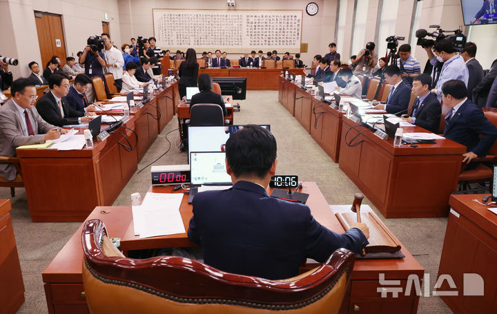 [서울=뉴시스] 조성우 기자 =이번주 실시되는 국회 법제사법위원회 국정감사에선 김건희 여사의 각종 의혹과 채상병 사망 사건 등 검찰과 고위공직자범죄수사처(공수처)가 수사 중인 사안이 화두에 오를 전망이다. 사진은 지난달 25일 서울 여의도 국회에서 열린 법사위 전체회의에서 정청래 위원장이 2024년도 국정감사계획서 채택의 건을 의결하는 모습. 2024.09.25. xconfind@newsis.com