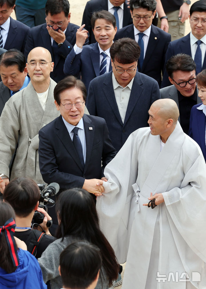 [부산=뉴시스] 하경민 기자 = 이재명 더불어민주당 대표가 25일 부산 금정구 범어사를 방문, 주지 정오 스님과 인사하고 있다. 2024.09.25. yulnetphoto@newsis.com