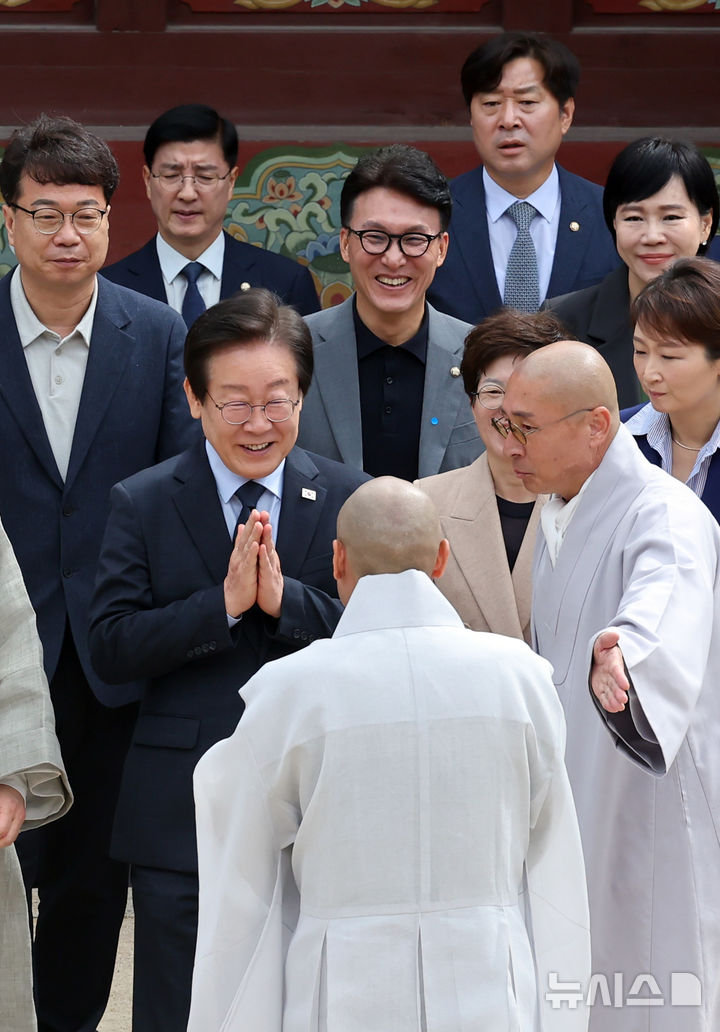 [부산=뉴시스] 하경민 기자 = 이재명 더불어민주당 대표가 25일 부산 금정구 범어사를 방문, 주지 정오 스님과 인사하고 있다. 2024.09.25. yulnetphoto@newsis.com