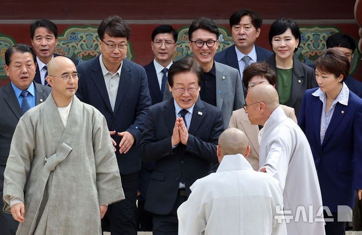 [부산=뉴시스] 하경민 기자 = 이재명 더불어민주당 대표가 25일 부산 금정구 범어사를 방문, 주지 정오 스님과 인사하고 있다. 2024.09.25. yulnetphoto@newsis.com