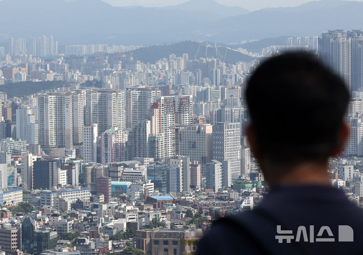 [서울=뉴시스] 김명년 기자 = 사진은 25일 서울 남산에서 바라본 서울 시내 아파트 단지 모습. 2024.09.25. kmn@newsis.com