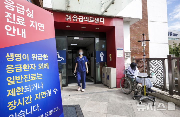 [서울=뉴시스] 정병혁 기자 = 서울의 한 대학병원 응급의료센터 앞에 한 환자가 대기하고 있다. 2024.09.25. jhope@newsis.com